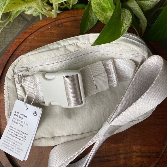Lululemon 🤍 WHITE OPAL Everywhere Belt Bag - Picture 9 of 15